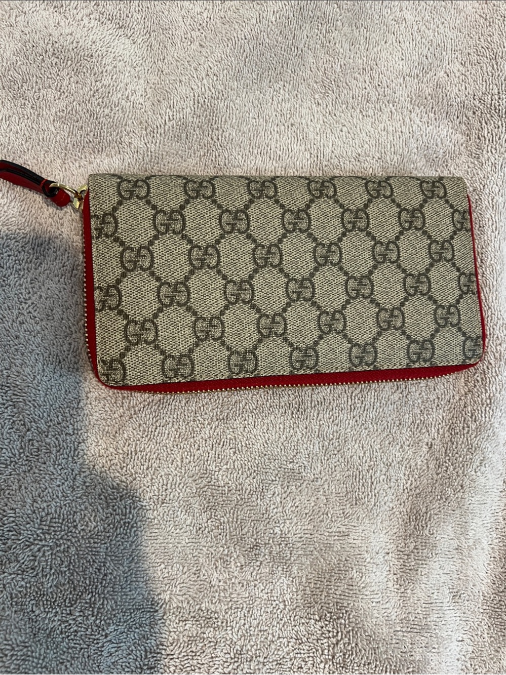 Gucci Beige GG Supreme Rainbow 'LOVE' Zip Wallet with Red Trim - Picture 2 of 3